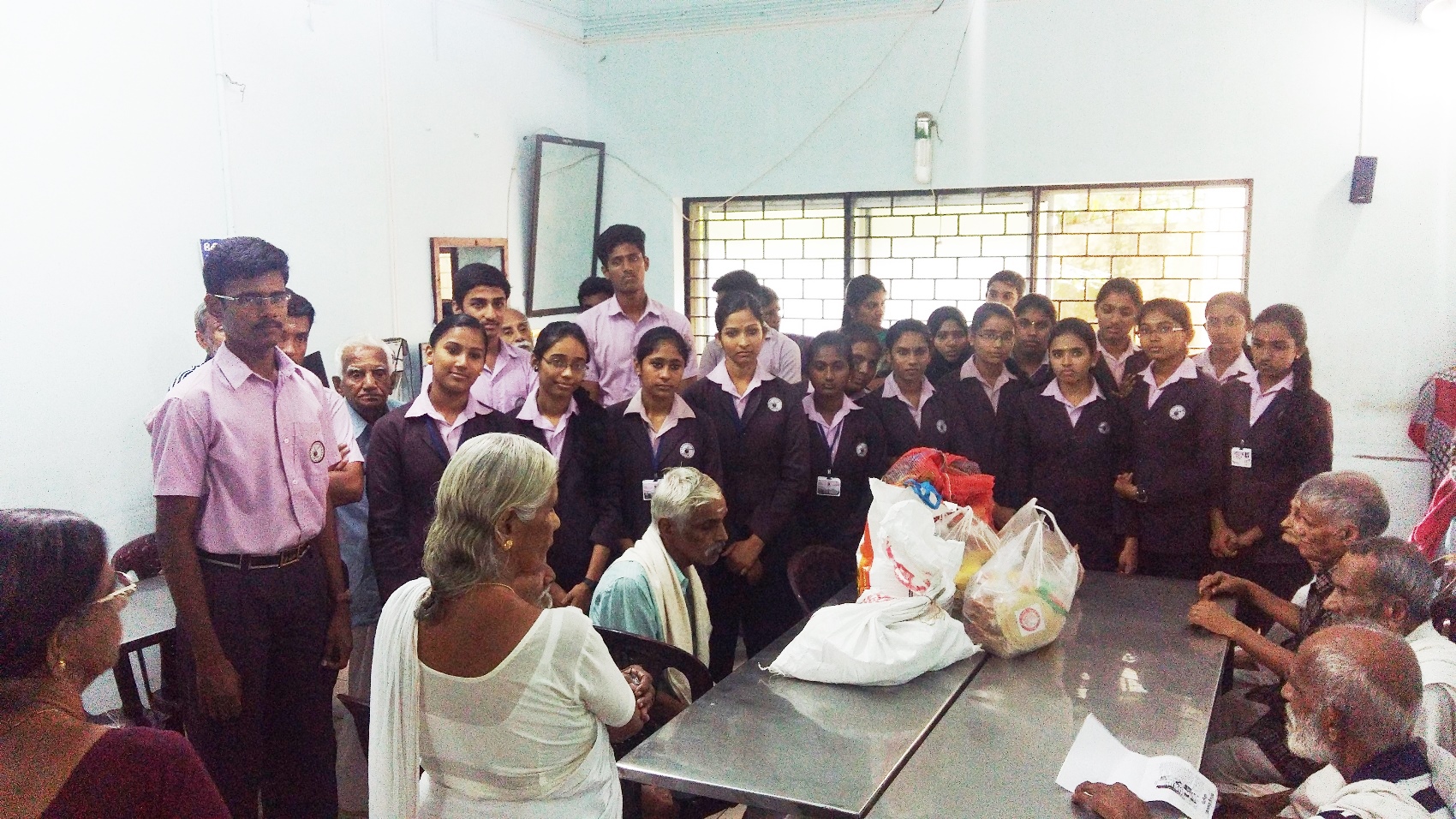 Students visited old age  Home  koduvayour 2016