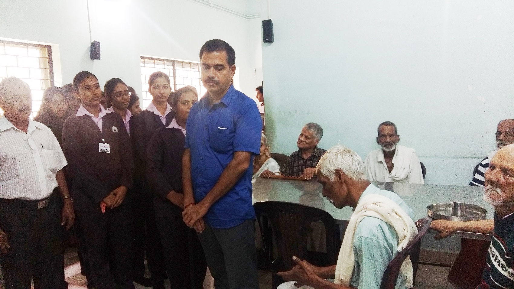 Students visited old age  Home  koduvayour 2016