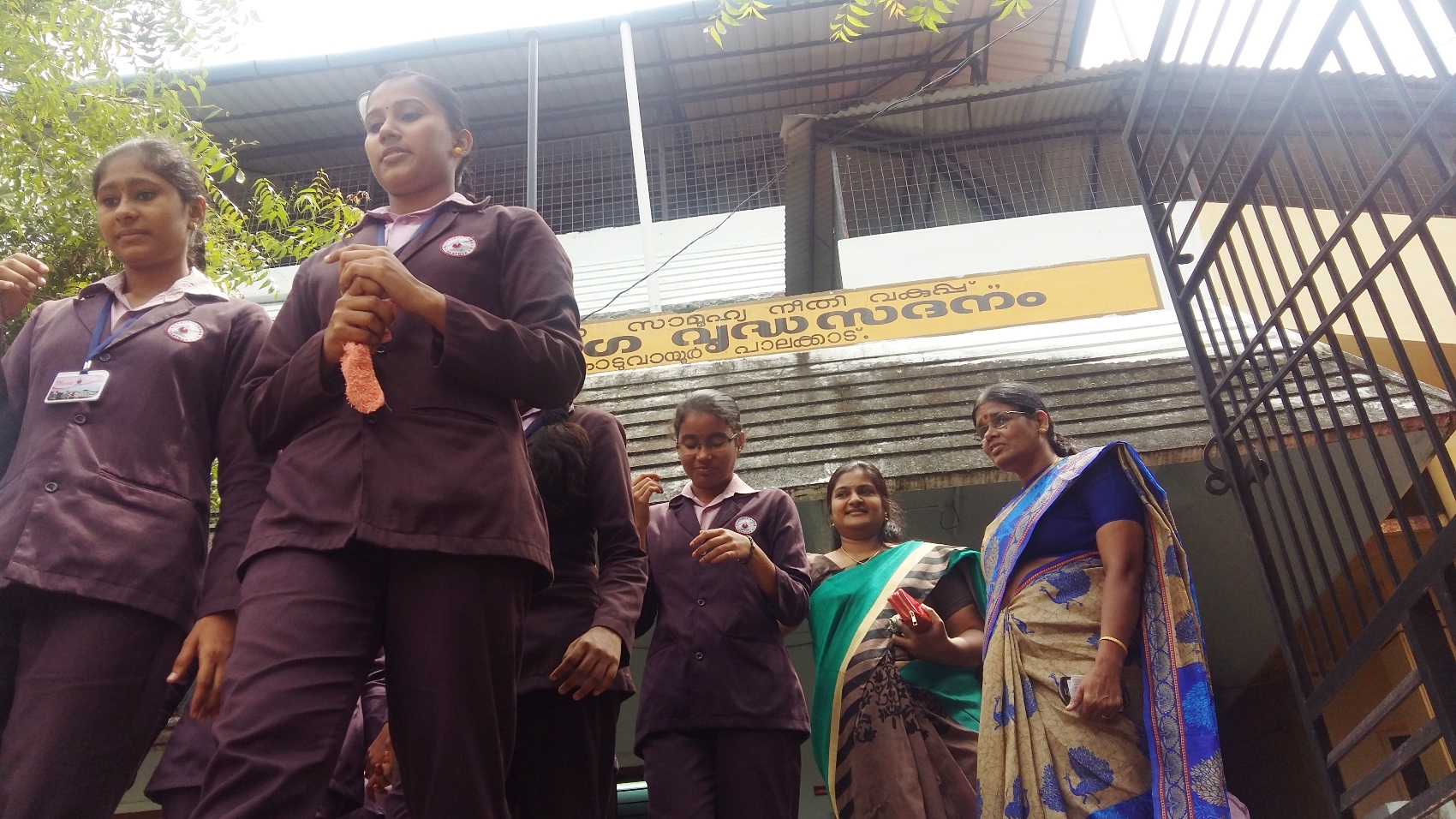 Students visited old age  Home  koduvayour 2016