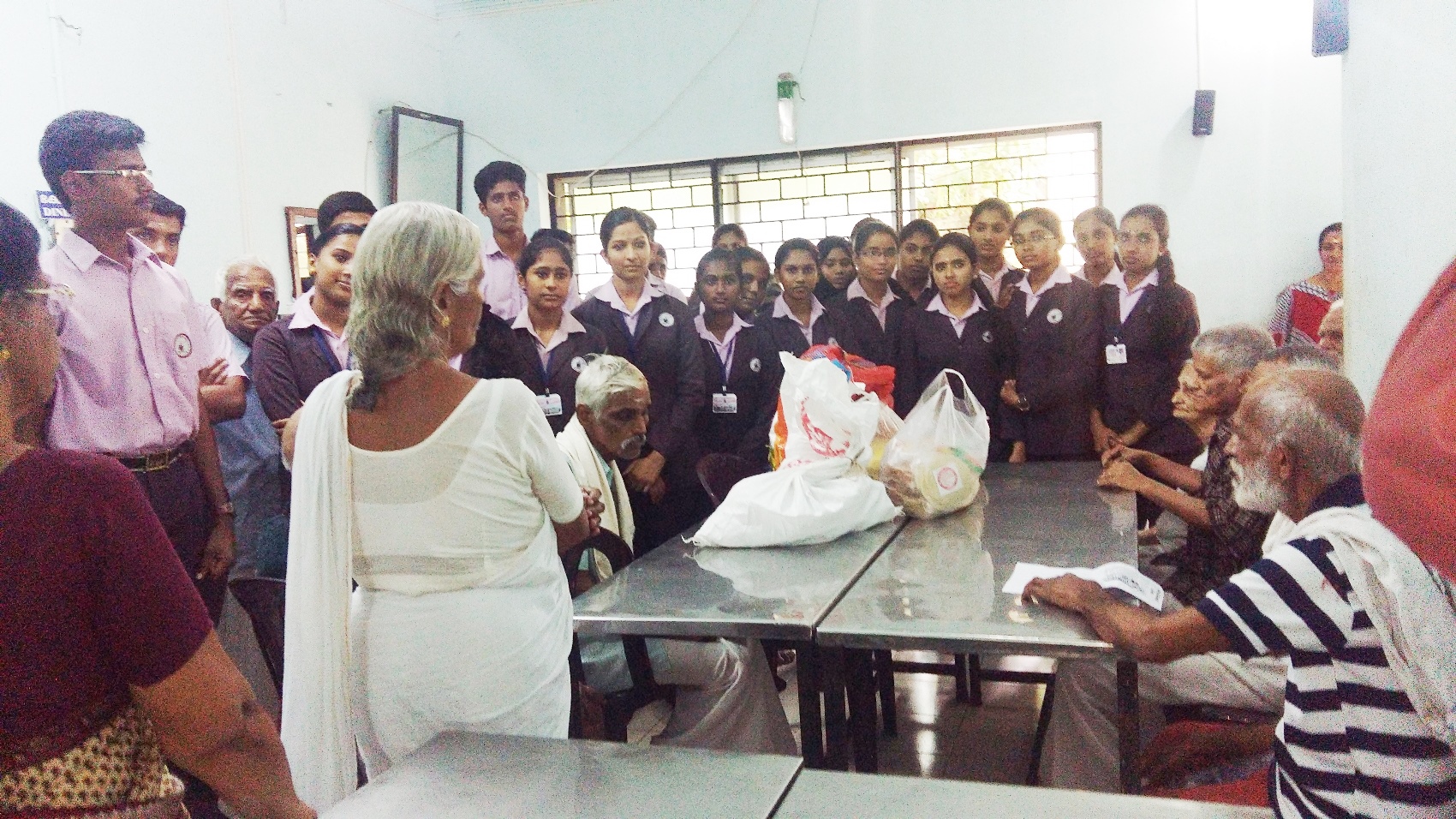 Students visited old age  Home  koduvayour 2016