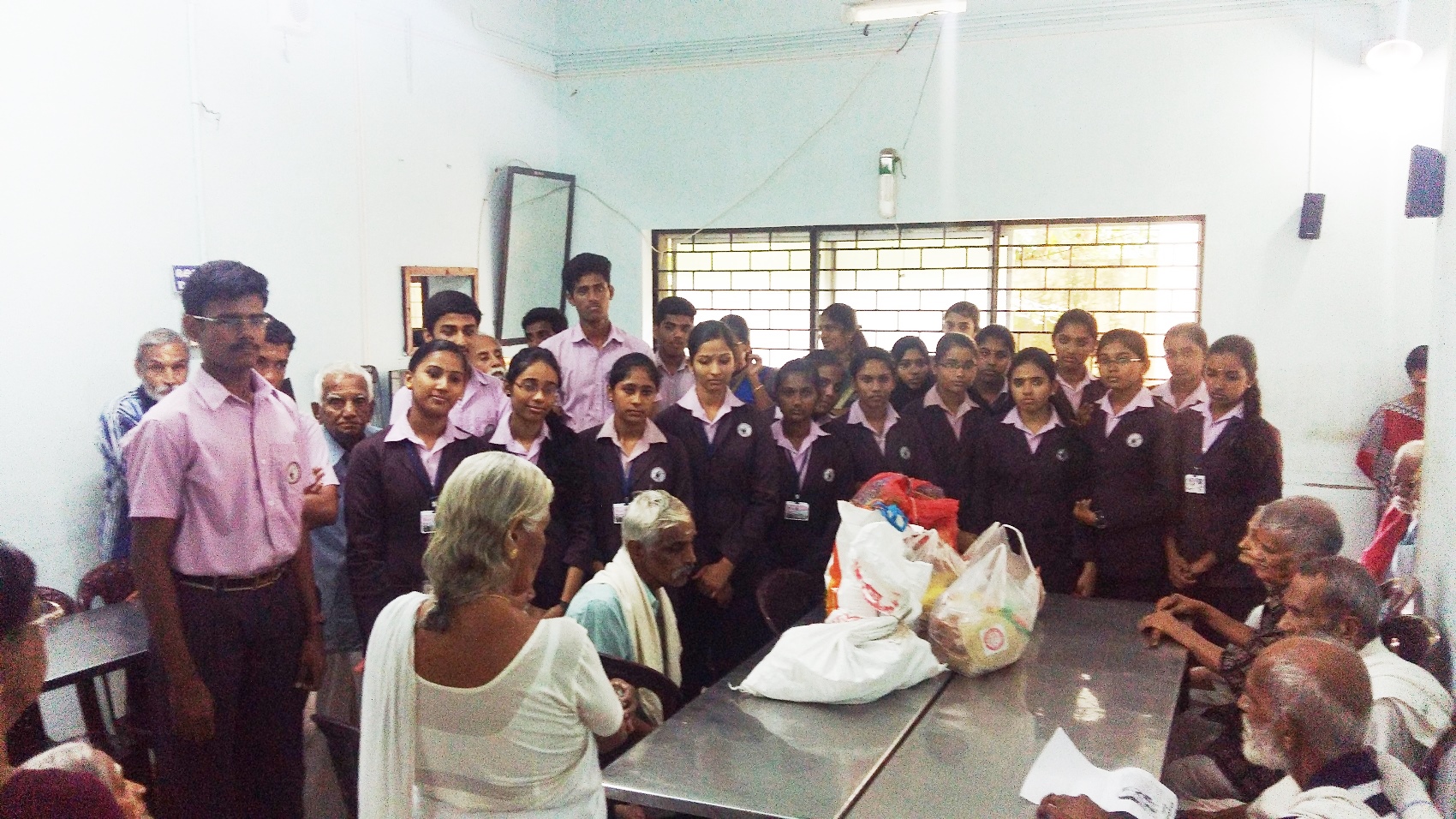 Students visited old age  Home  koduvayour 2016