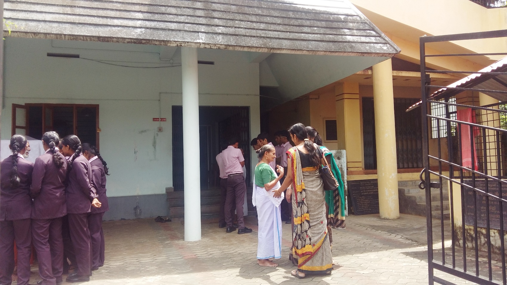 Students visited old age  Home  koduvayour 2016