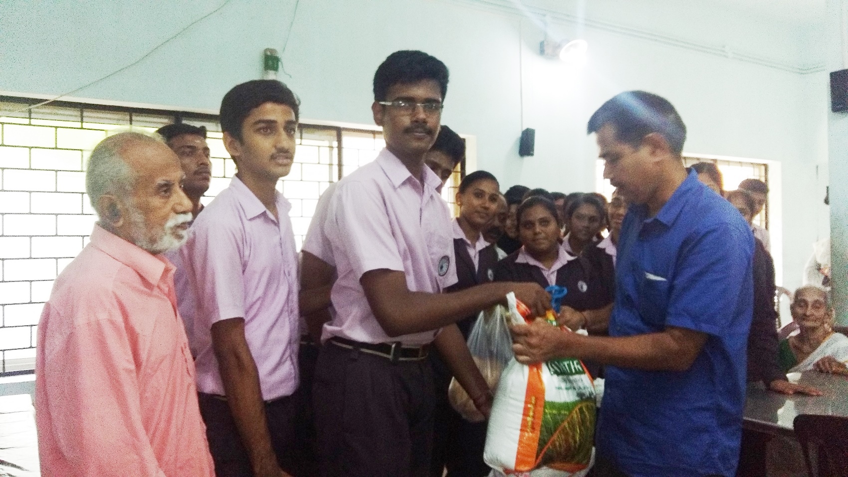 Students visited old age  Home  koduvayour 2016