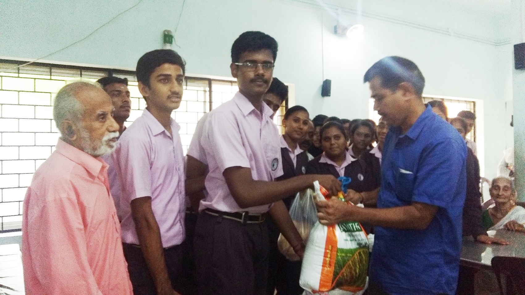 Students visited old age  Home  koduvayour 2016