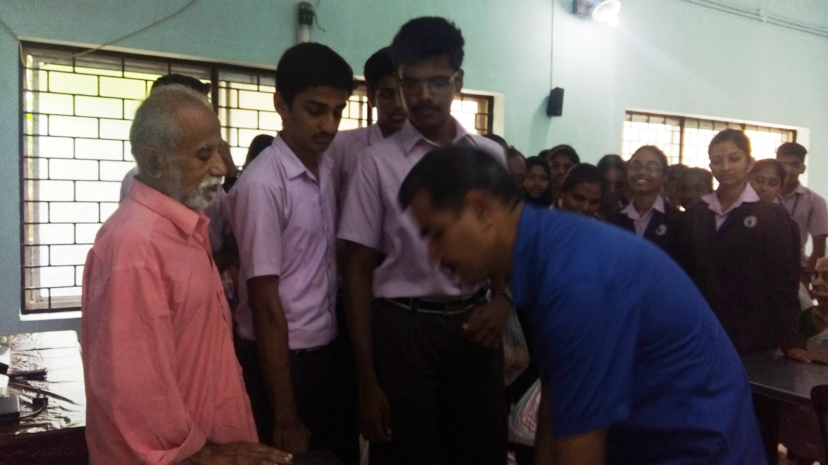 Students visited old age  Home  koduvayour 2016