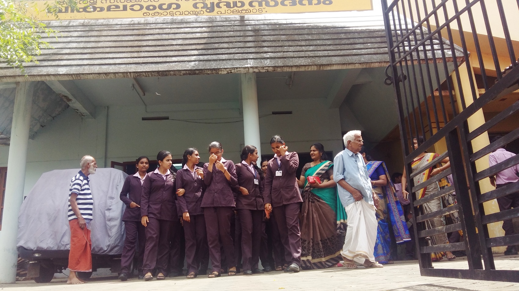 Students visited old age  Home  koduvayour 2016