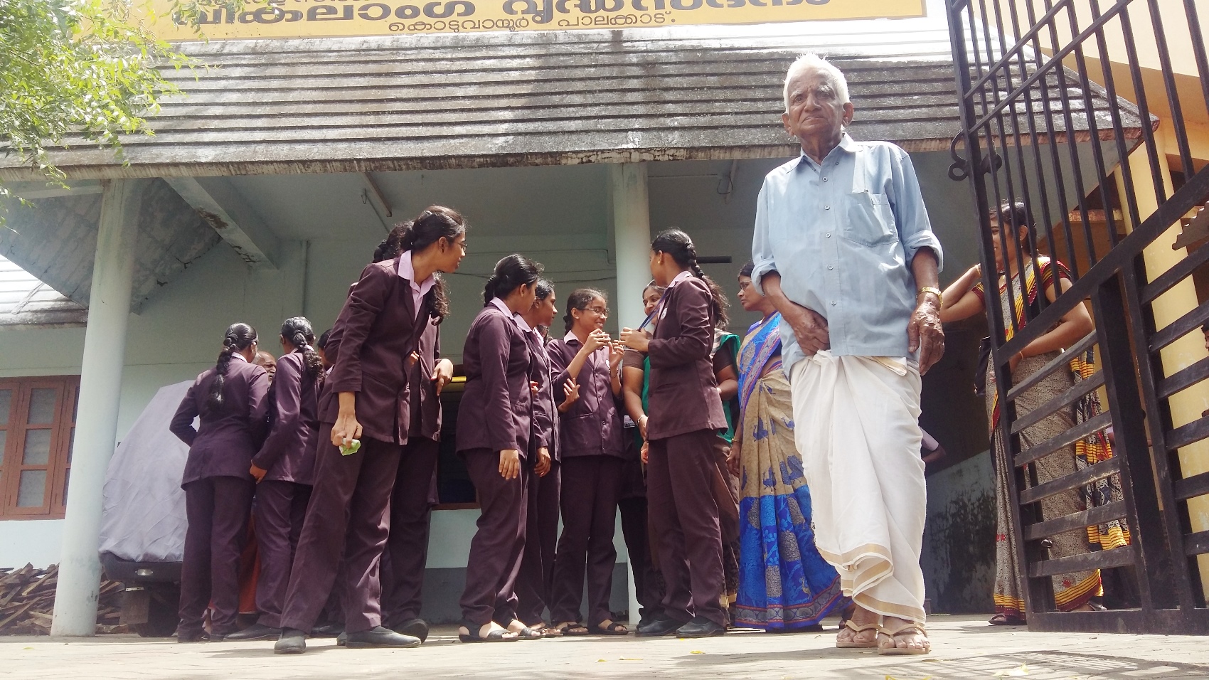 Students visited old age  Home  koduvayour 2016