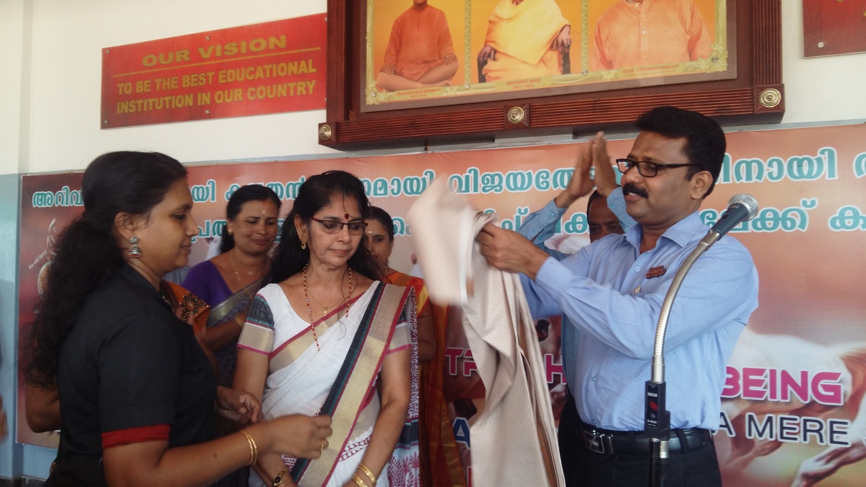 Honouring  Mrs.Santha Kumari  Principal and Founder SRAVANA SAMSARA SCHOOL YAKKARA